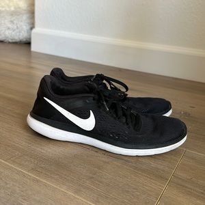 Women’s Nike Sneakers Black